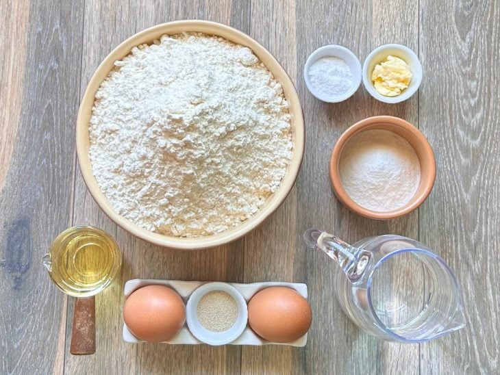 Uma bancada com os ingredientes da receita.