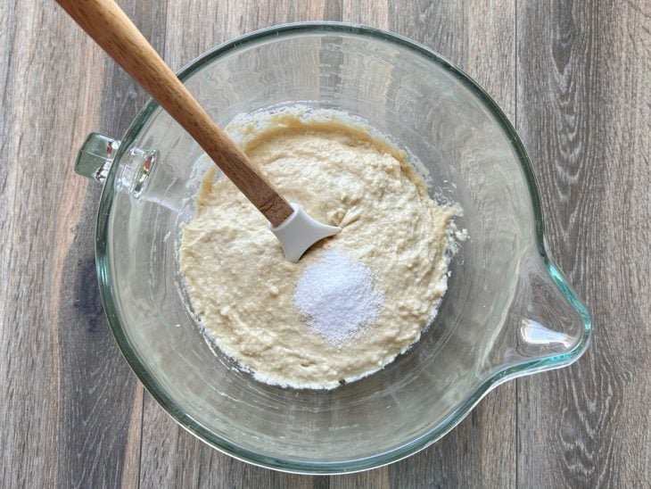 Um fouet e uma tigela com a mistura de todos os ingredientes da massa.