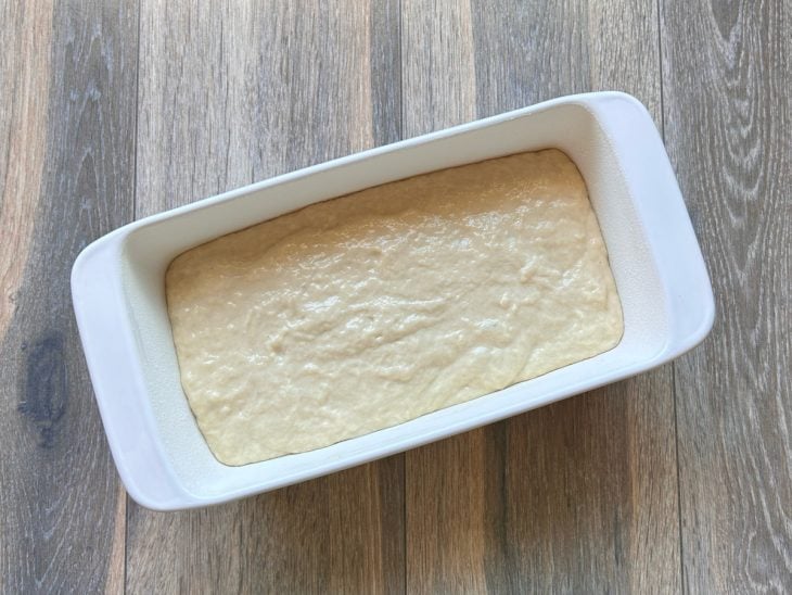 Uma forma com a massa do pão caseiro.