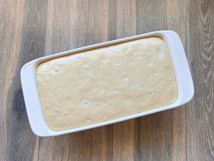 Uma forma com a massa do pão caseiro.