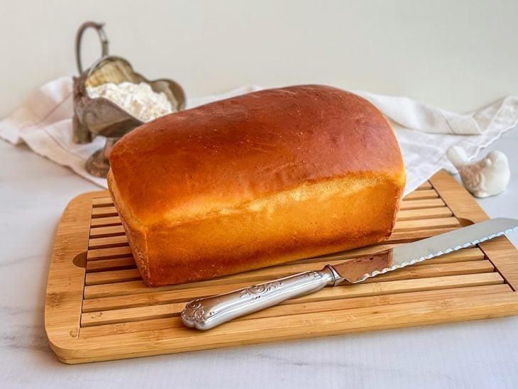 Uma tábua com pão caseiro fácil sem sovar.