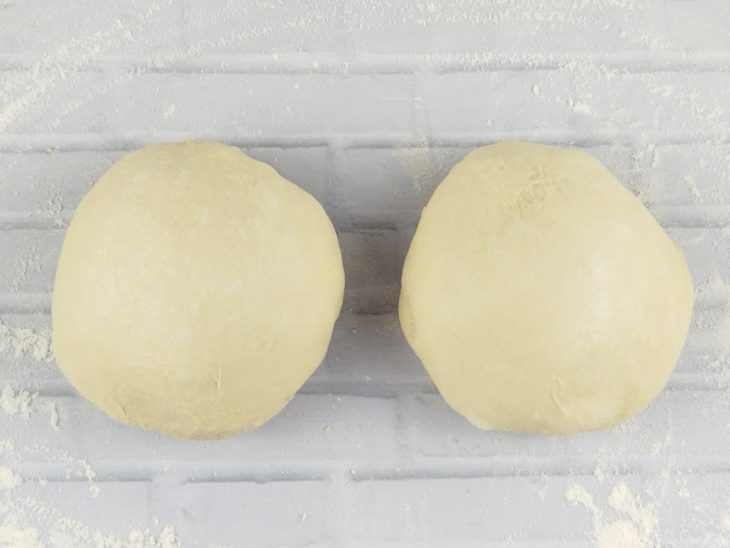 Massa dividida em duas partes iguais.