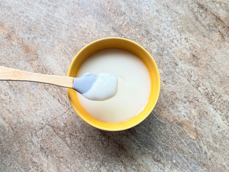 Mingau separado em tigelinha.