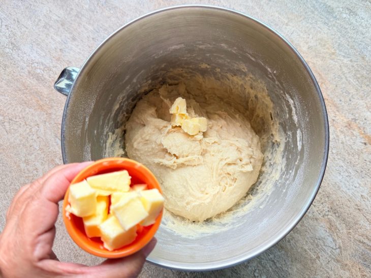 Manteiga sendo incorporada na massa.