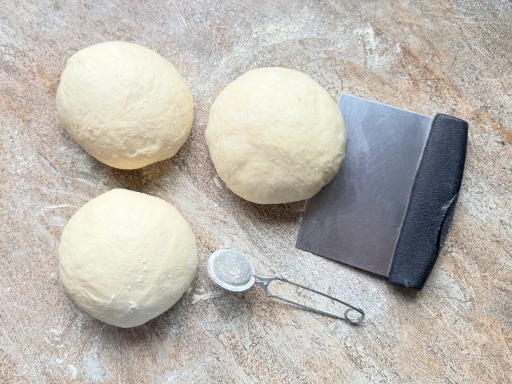 Massa dividida em 3 partes.