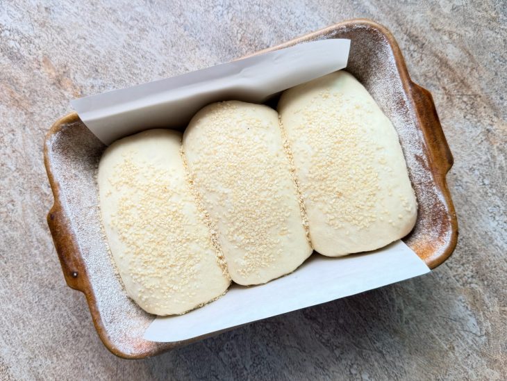 Pães transferidos para forma.