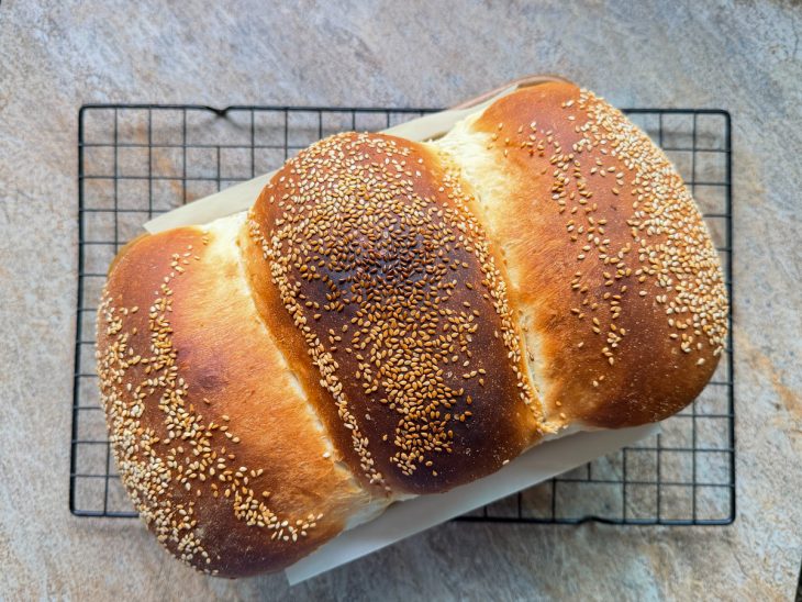 Pão pronto, saído do forno.