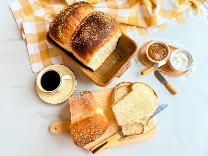 Pão pronto, fatias servidas em tábua.