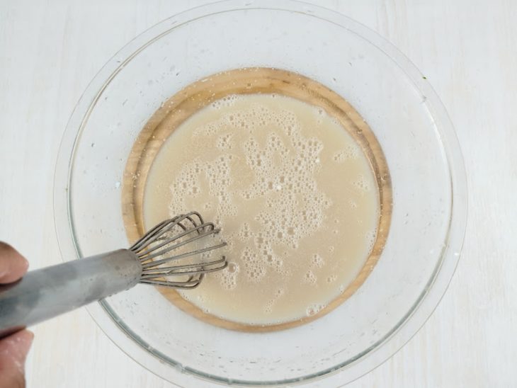 Água, fermento e o açúcar na tigela.