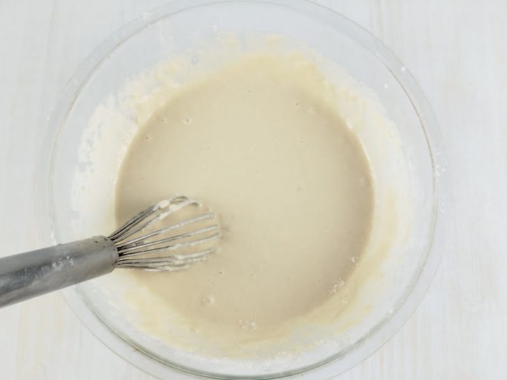 Óleo e farinha adicionados ao fermento.