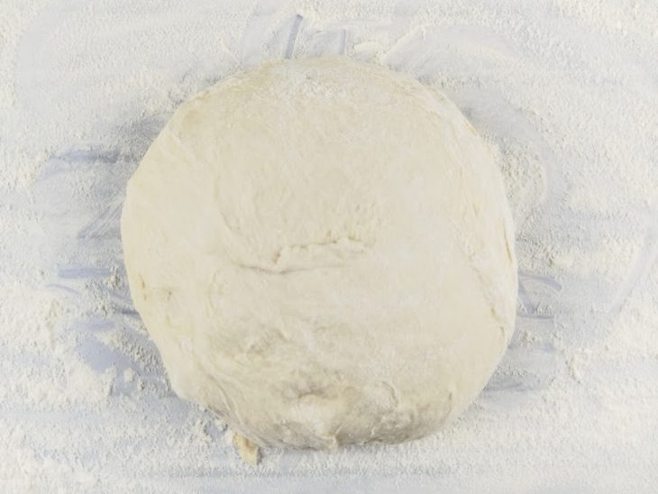 Massa sobre a bancada.