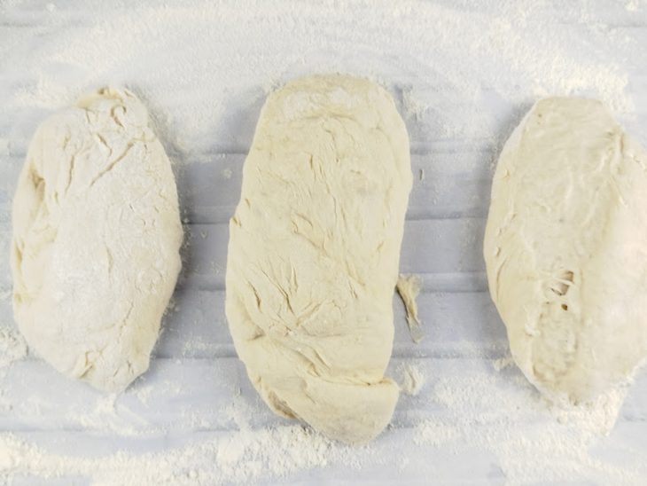 Massa dividida em três partes.