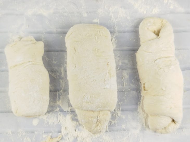 Massa enrolada na bancada.