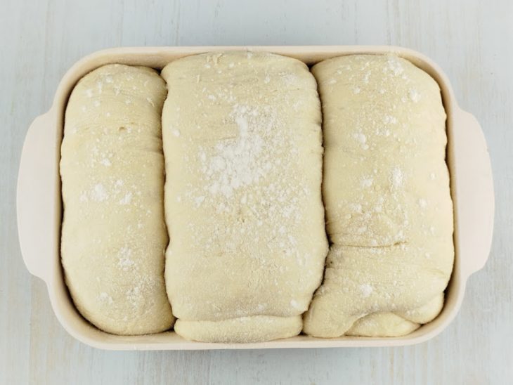 Pães transferido para uma assadeira.