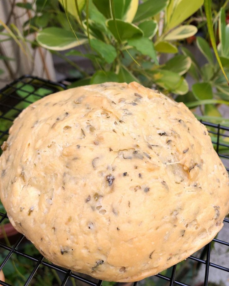 Pão com ervas e azeitonas