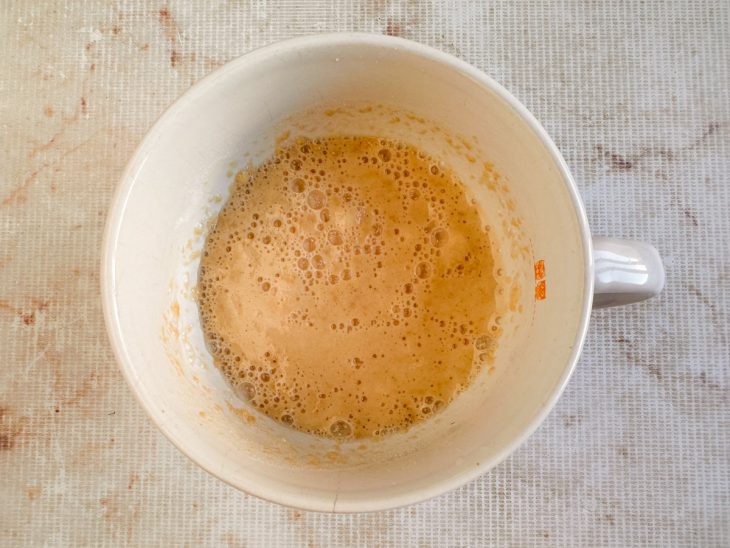 Esponja de fermento coberta com plástico filme.