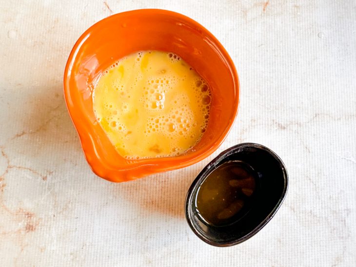 Ovos e mistura de goma com azeite nos potes.