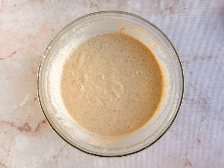 Água morna adicionada aos poucos na mistura.