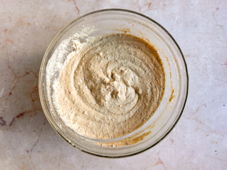 Massa de pão pronta na tigela.