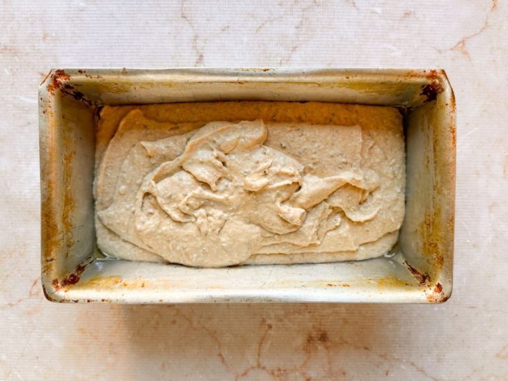 Massa de pão despejada na forma.