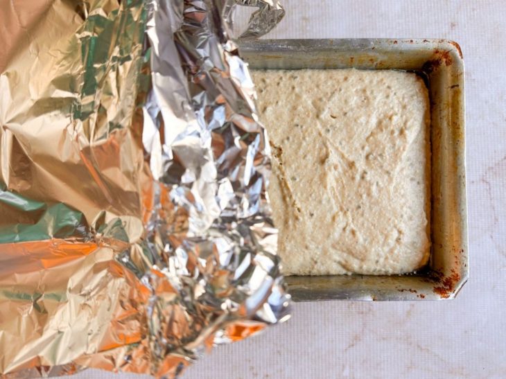 Papel alumínio cobrindo a forma.