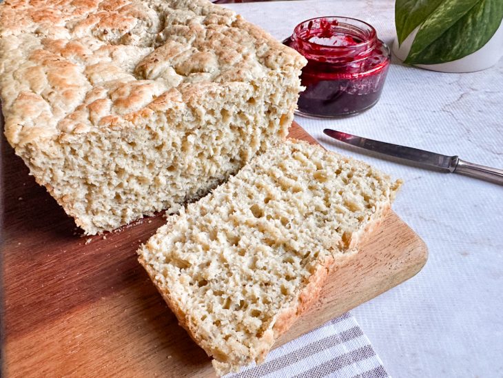 Pão com farinha e aveia servido.