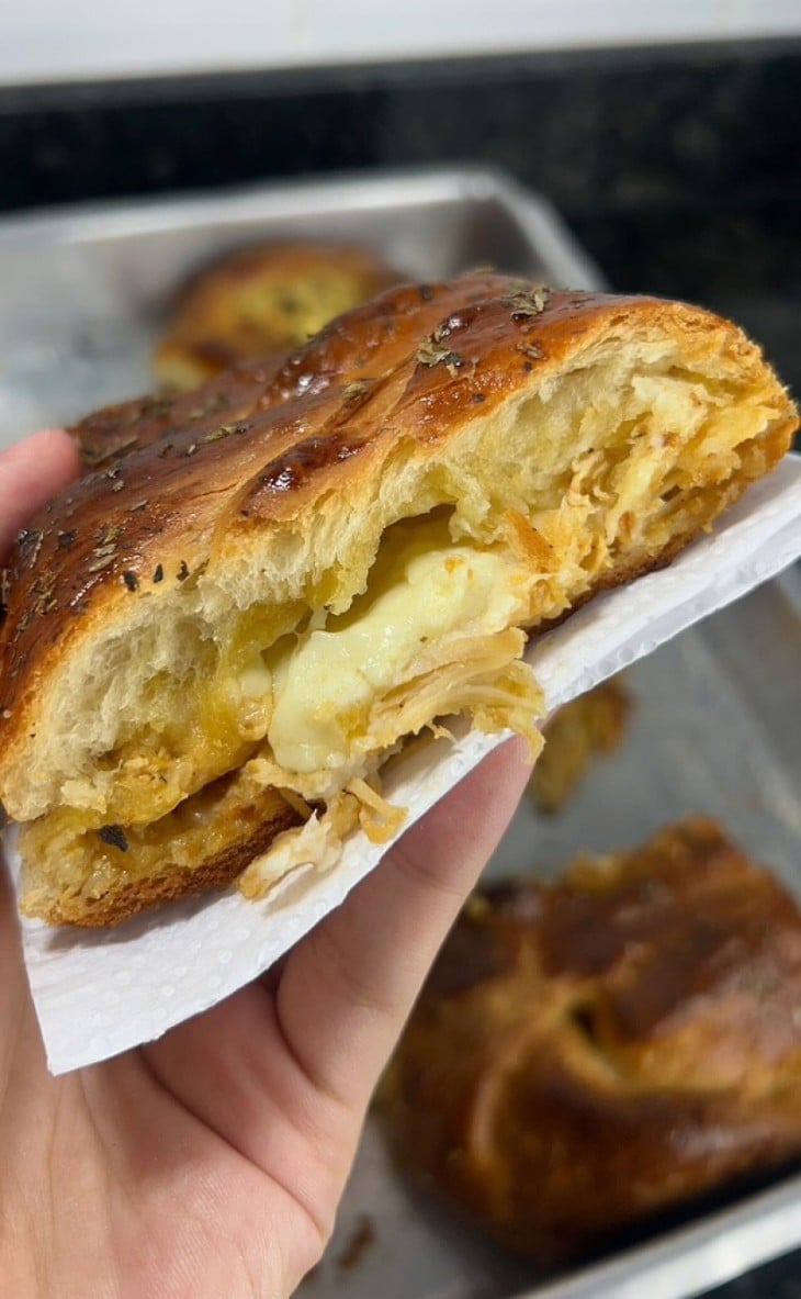 Pão com frango e mussarela