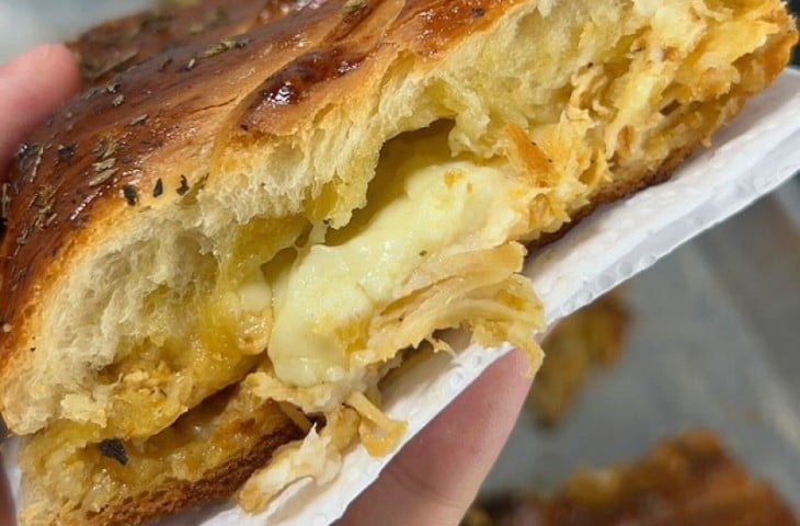 Pão com frango e mussarela