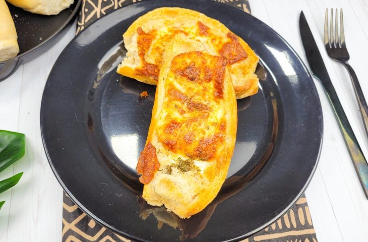 Pão com ovo e queijo na airfryer