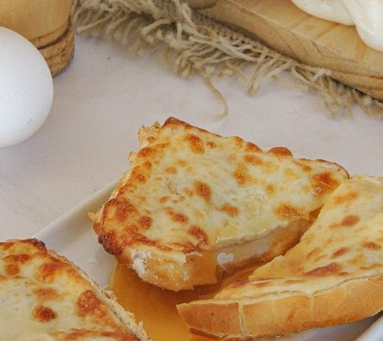 Pão com ovo e queijo na airfryer