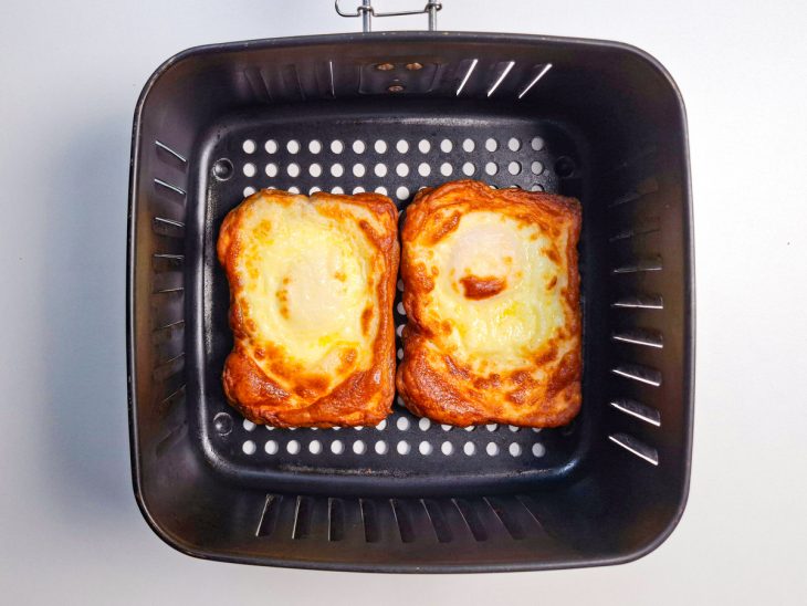 Fatias de pão após tempo de air fryer.