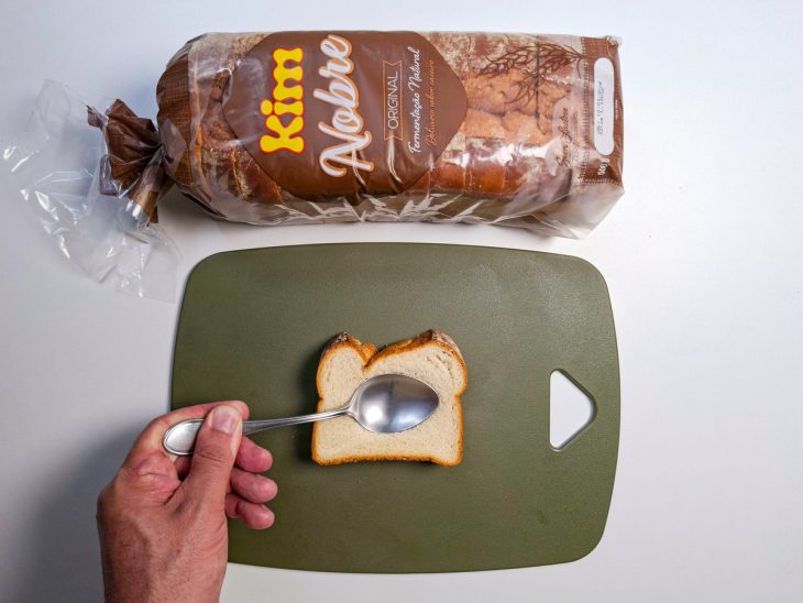 Colher sobre o pão para formar cavidade.