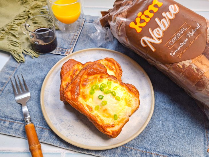 Pão com ovo na air fryer pronto para consumo.