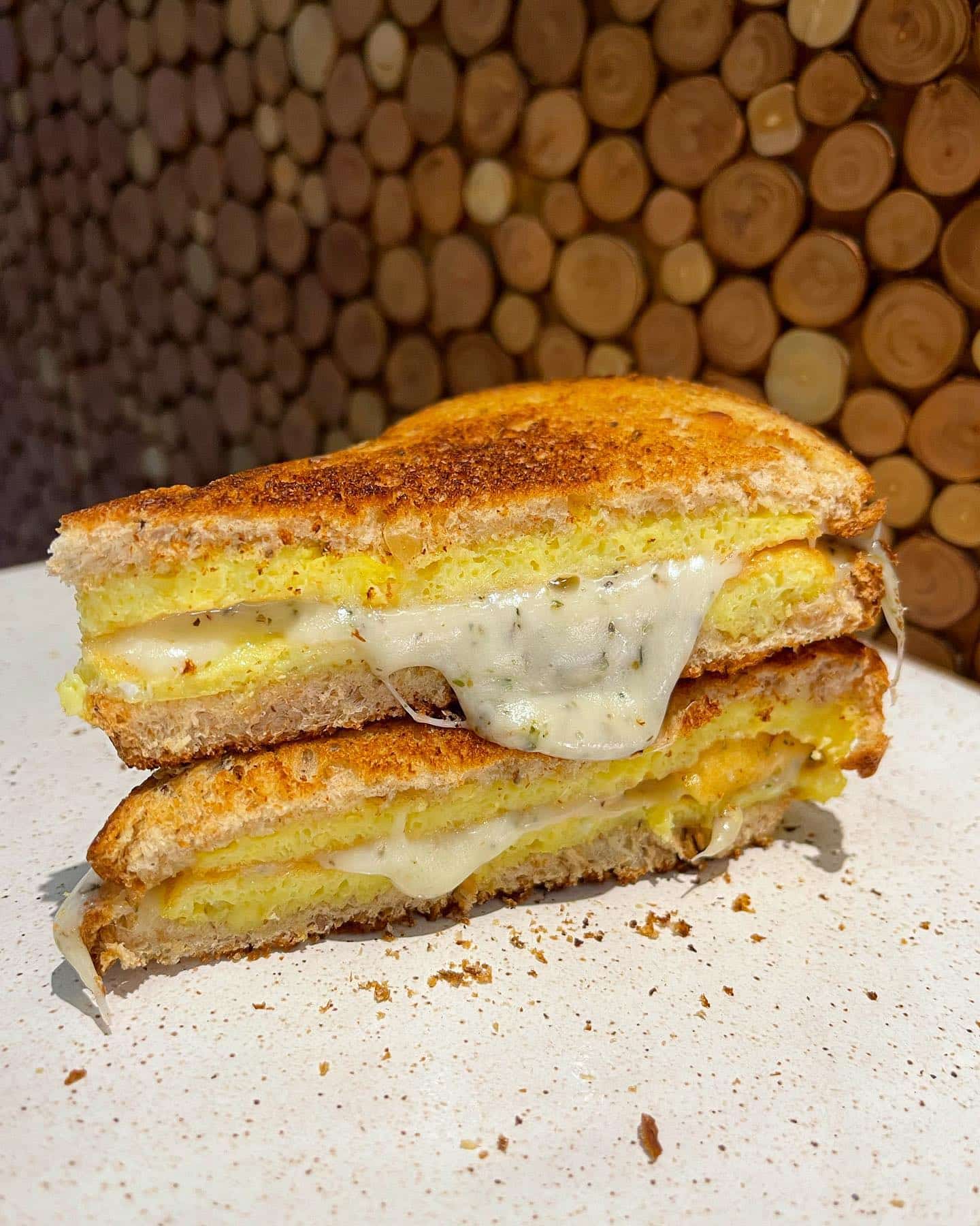 Pão com ovo frito pronto para ser servido