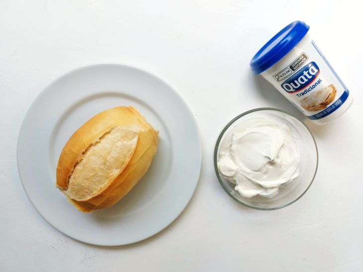 Ingredientes do pão com requeijão na chapa reunidos.
