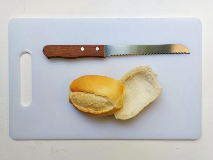 Pão francês cortado ao meio.