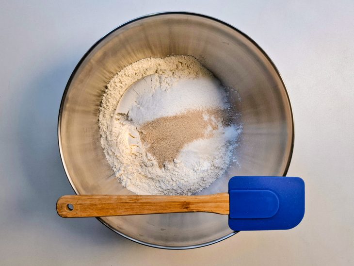 ingredientes secos da massa de pão misturados.