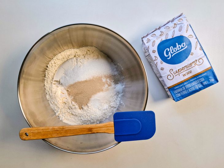 farinha globo superiore misturada aos outros ingredientes do preparo da massa de pão.