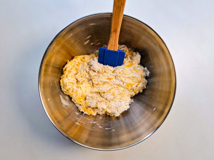 abóbora cozida misturada aos ingredientes secos da massa de pão.