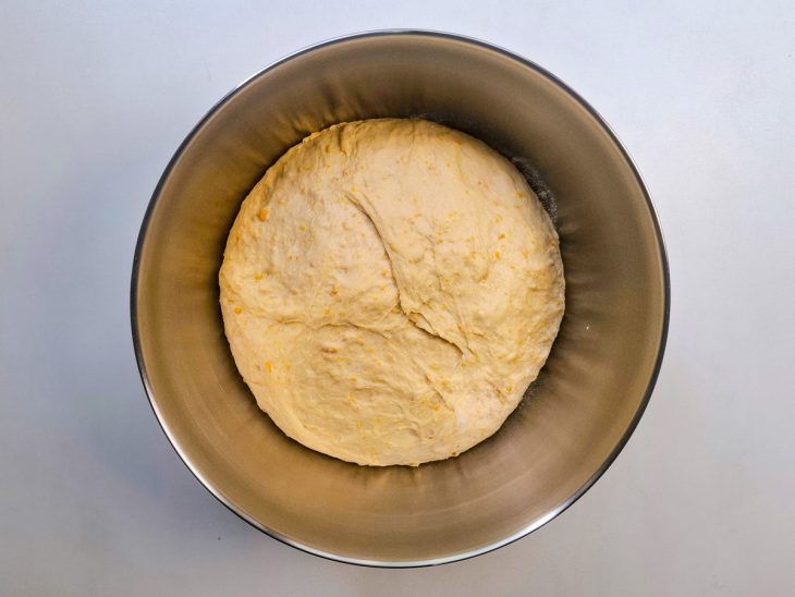 massa de pão de cabotiá descansando para crescer.