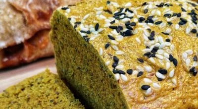 Pão de açafrão com sementes e alecrim