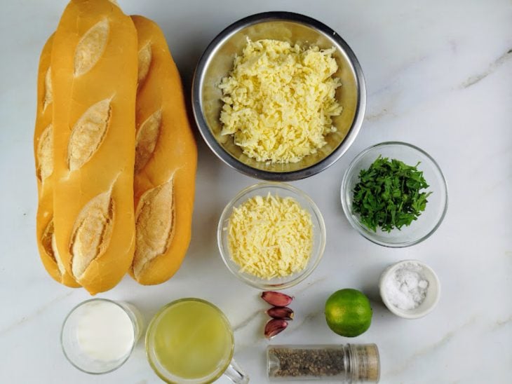 Ingredientes necessários para preparar a receita de pão de alho.