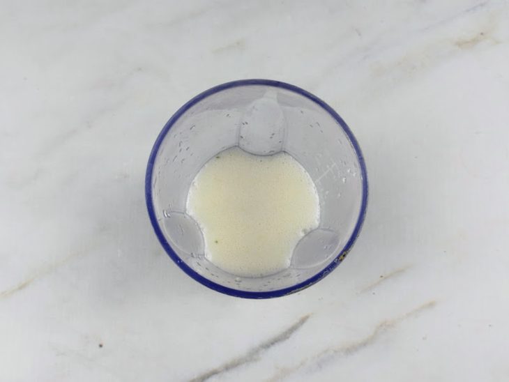 Ingredientes adicionados e batidos com auxílio de um mixer.