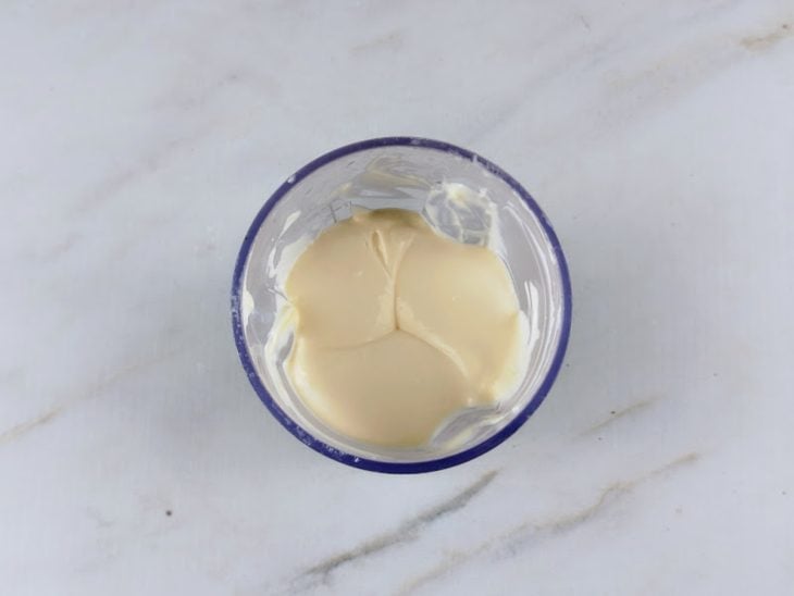 Limão, sal e leite gelado, adicionados e batidos.