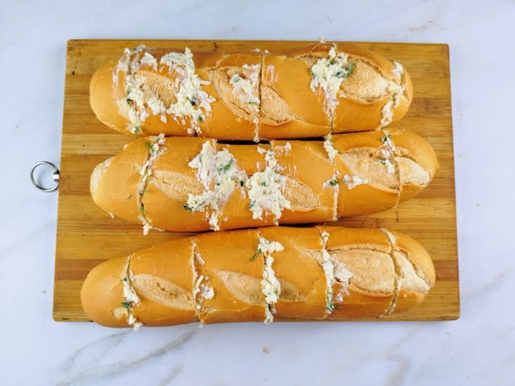 Baguetes recheadas com creme de alho.