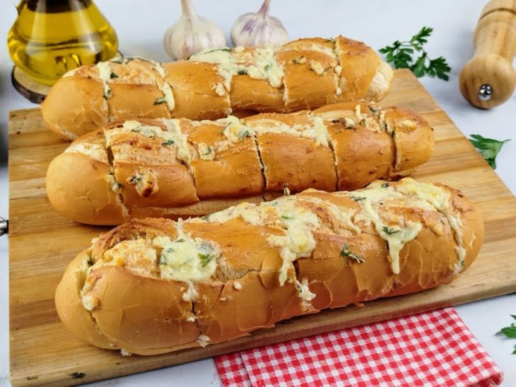 Pães de alho prontos para consumo.