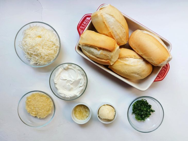 Ingredientes do pão de laho caseiro reunidos na bancada.