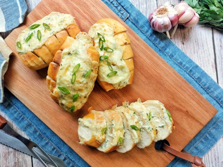 Pão de alho caseiro finalizado.