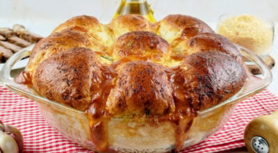 Pão de alho caseiro no forno