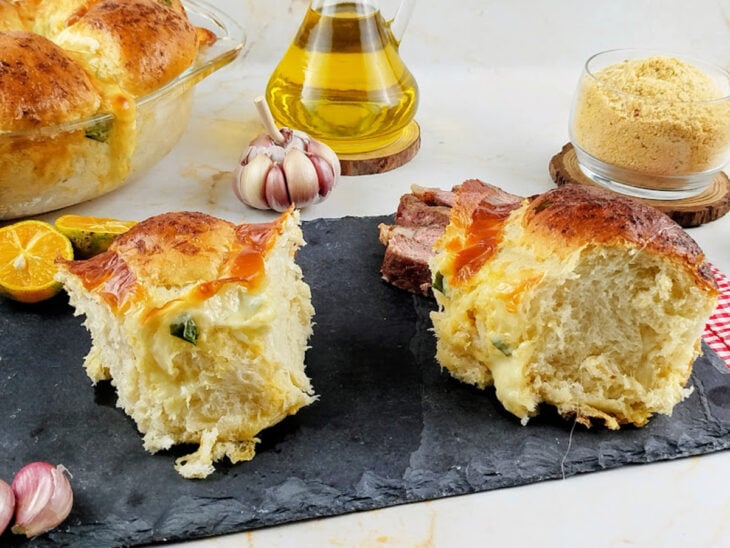 Pão de alho caseiro no forno servido.